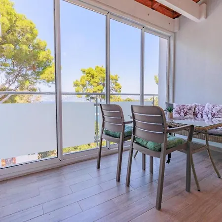 - Comfort Two-bedroom F8 Apartment
