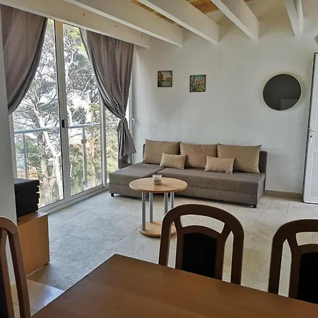 - Comfort Two-bedroom F8 لومباردا